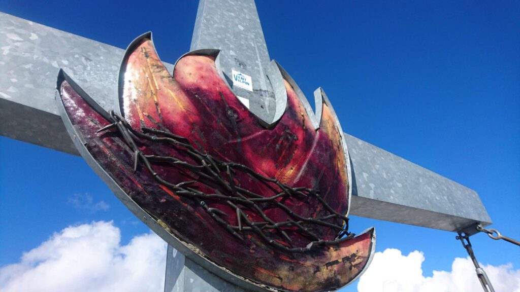 Das imposante Gipfelkreuz der Weißkugel