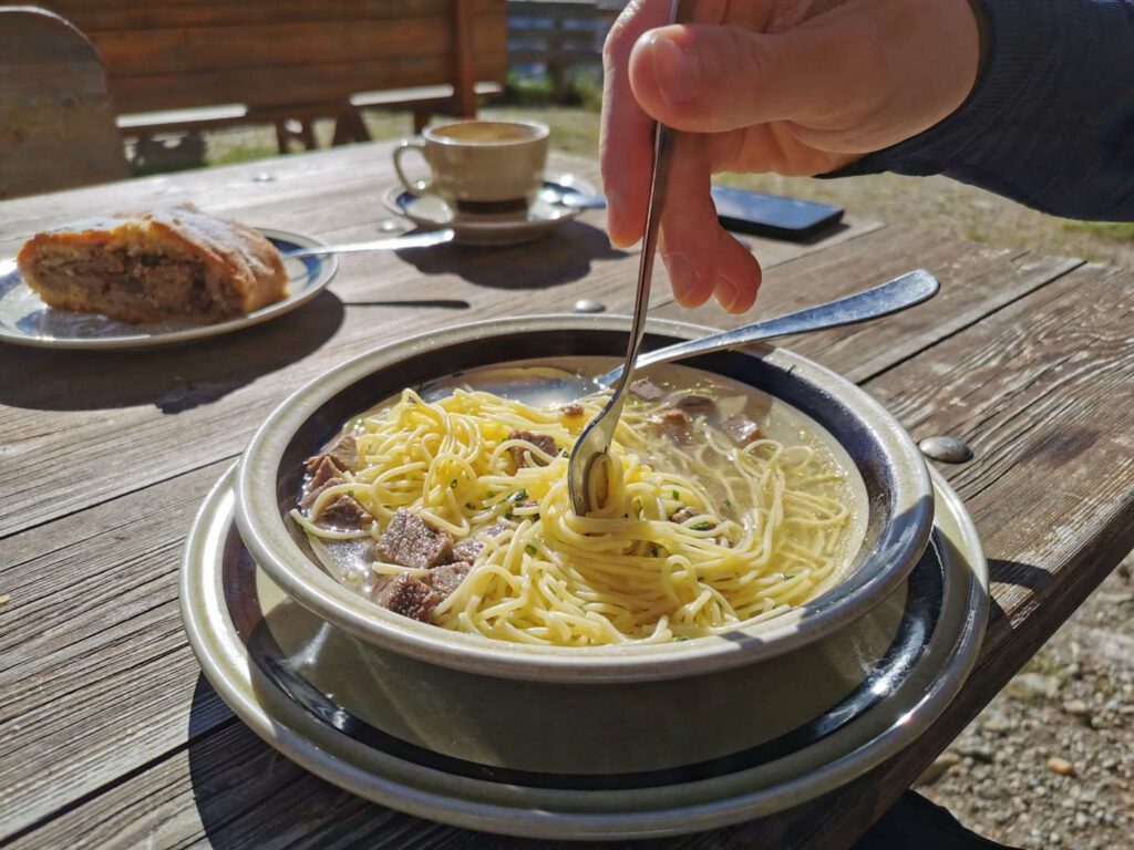 Ausgezeichnetes Mittagessen auf der Oberetteshütte